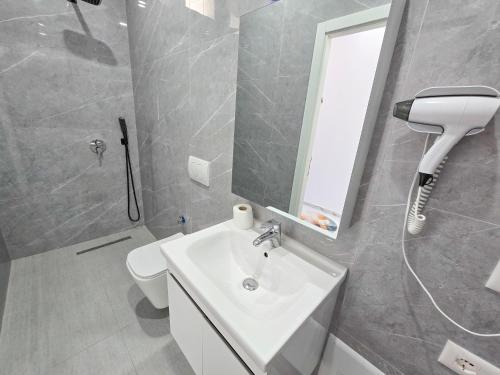 Modern City Center View Apartment in Durrës - image 3