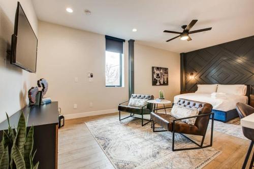 Modern ADA-Accessible Studio - Tennyson St Escape