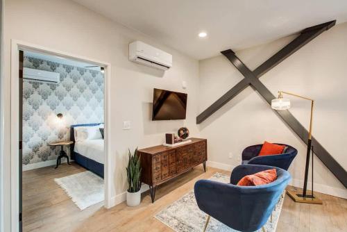 Walkable Urban Tennyson St Apt - Steps to Eats