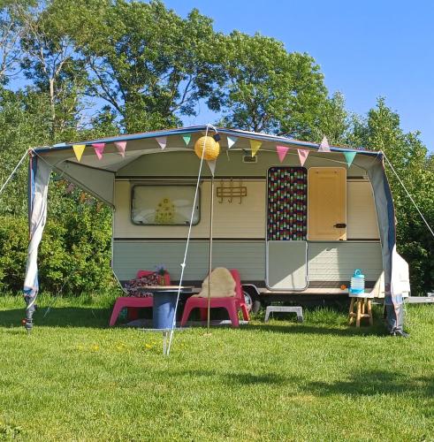 Retro caravan het Uiltje nabij het Sneekermeer in Poppingawier