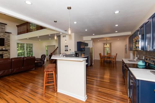 Large Family Gathering Home on Kelleys Island in Marblehead (OH)