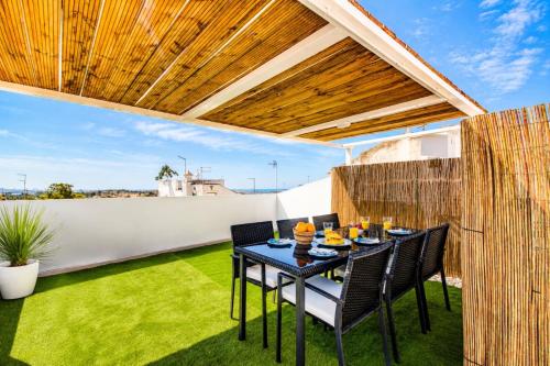 Horizon House - 3 Bedrooms - Rooftop Terrace & BBQ - AC gîte à louer Saragoçal