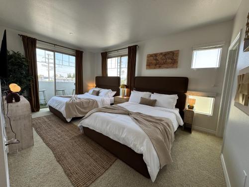 Oaks Valley Retreat with 2 Balconies, Gym, Parking & Laundry 214 in Sherman Oaks