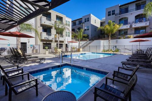 Oaks Valley Retreat with 2 Balconies, Gym, Parking & Laundry 214 in Sherman Oaks