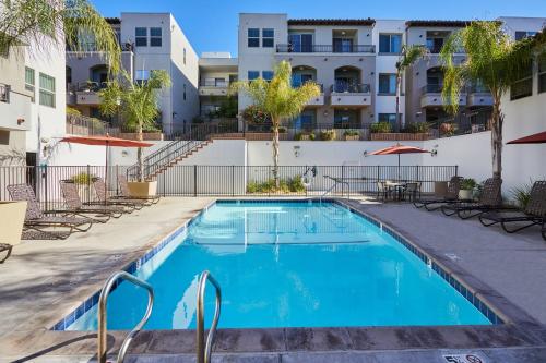 Oaks Valley Retreat with 2 Balconies, Gym, Parking & Laundry 214 in Sherman Oaks