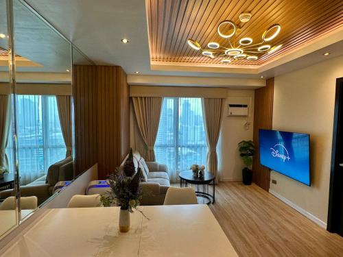 2BR Condo in Mandaluyong with Sunrise View, 65 Inch OLED TV and DisneyPlus, Manila