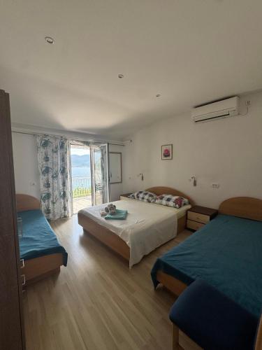 Seaside apartments with a swimming pool Viganj, Peljesac - 260 in Vigaņa