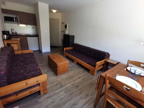 Studio cosy au pied des pistes avec balcon, TV et casier à ski