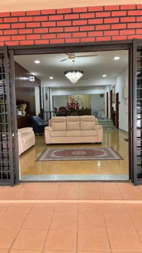 Rumah Tamu Bonda- 5BR Family Homestay | 5 minutes  drive to Teluk Cempedak Beach
