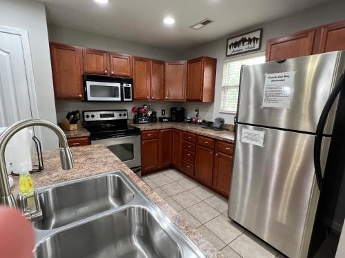 Parkway Bear Cottage - Sevierville, TN