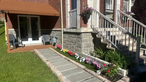 Dārzs, Large 1 bedroom fully furnished entire basement in Newmarket (ON)