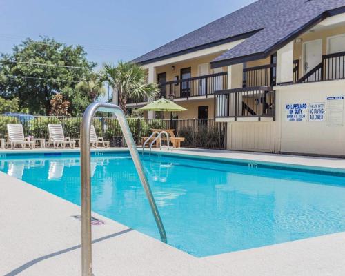 สระว่ายน้ำ, Quality Inn Mt. Pleasant - Charleston in เมานต์เพลเซนต์ (SC)