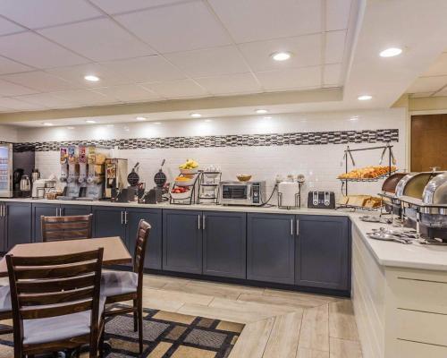อาหารและเครื่องดื่ม, Quality Inn Mt. Pleasant - Charleston in เมานต์เพลเซนต์ (SC)