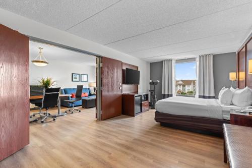 1 king bed, 1 sofa bed