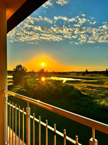 Erkély/terasz, ApartGolf Sobienie Królewskie (ApartGolf Sobienie Krolewskie) in Sobienie Szlacheckie