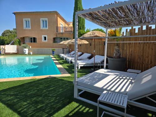 Chambre double, vue sur la piscine