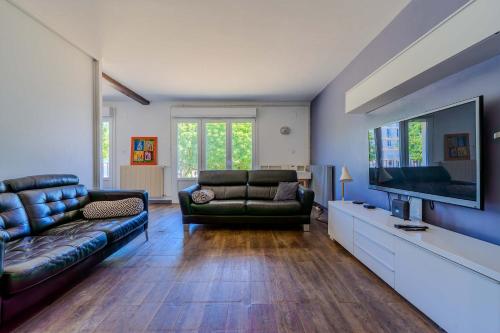 90m Apartment - Sleeps 6 - Balcony - Free Parking - Walk to City Centre
