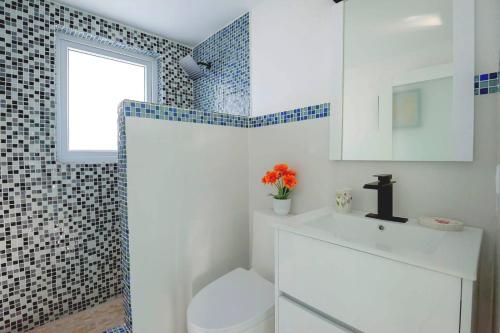Cozy and Charming Apartment - 5 min walk to beach and town - image 2