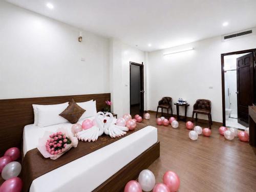 Ho Sen Xanh Hotel - Tap to explore photos