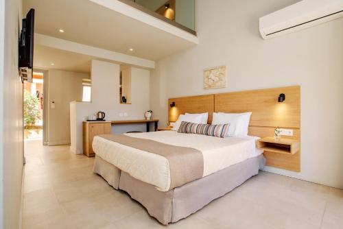 1 queen bed, 2 twin beds