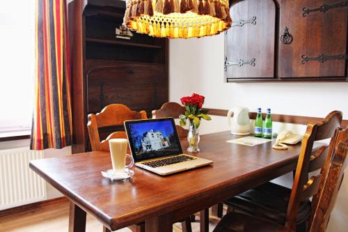 NB Hotel with Free Parking - image 5