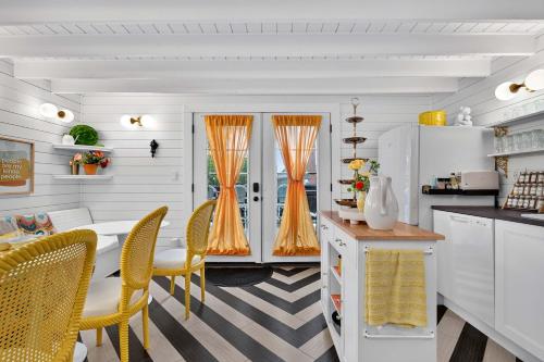 Cheeky RxR - Art Museum Loft with rooftop deck in La Grange (Kentucky)