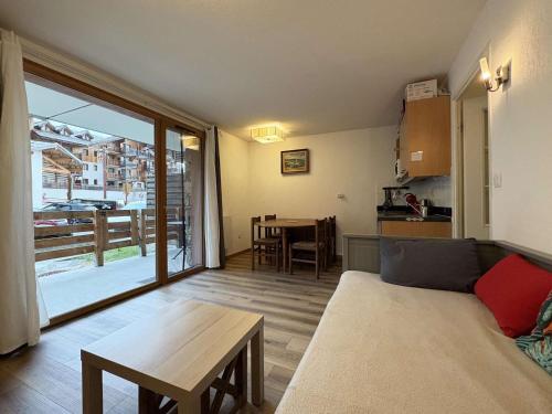 Studio aux Orres 1800m avec Piscine, Terrasse, et Accès Direct aux Pistes - FR-1-322-525