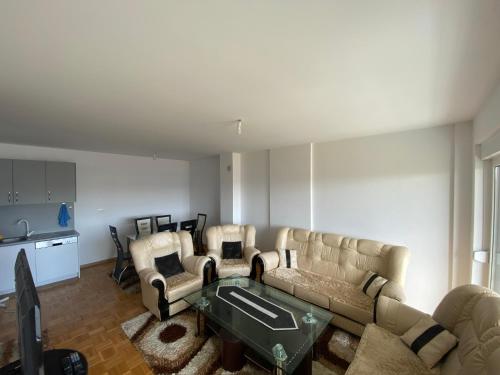 บริการและสิ่งอำนวยความสะดวก, Modern Comfort with Balcony View in คินยีลาเน