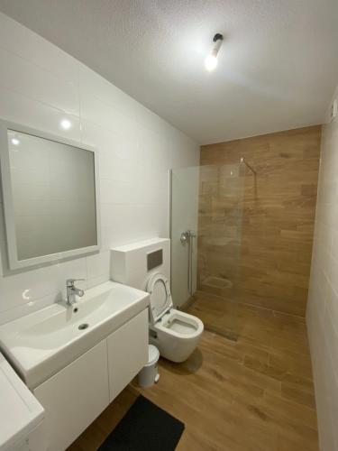 ฝักบัว, Modern Comfort with Balcony View in คินยีลาเน