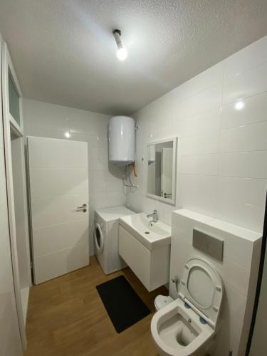 ห้องน้ำ, Modern Comfort with Balcony View in คินยีลาเน