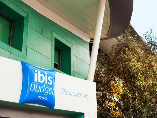 Exterior view, ibis budget Beaconsfield in Slough