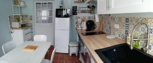 La petite maison des 25 roses in Châtel-Censoir