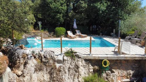 Les Robinsons in Sillans La Cascade ciems