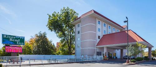 Entrance, River Bend Inn - Pigeon Forge in Pigeon Forge (TN)