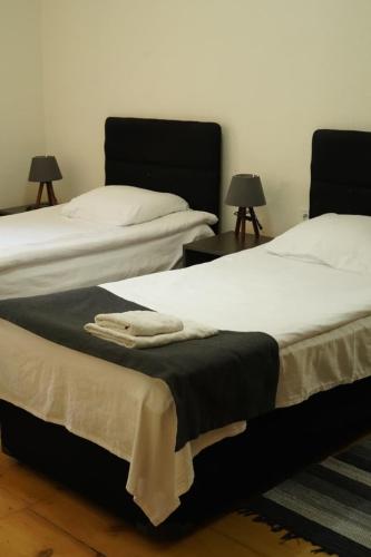 2 twin beds