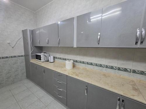 Spacious Makkah Apartment 4 Bedrooms Fast WIFI - image 4
