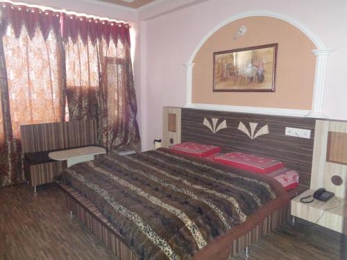 Hotel Ishan Hotel Ishan is conveniently located in the popular Katra area. The property features a wide range of facilities to make your stay a pleasant experience. 24-hour front desk, luggage storage, car park, 