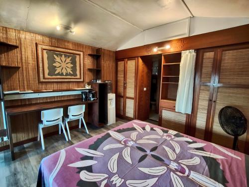 1 queen bed, 2 twin beds