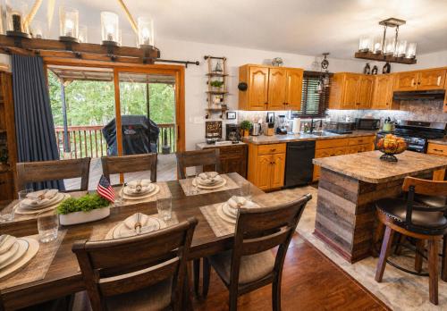 Harmony Hill Stylish 4bd Mountain Retreat, Hot Tub, Games in Bushkill (PA)