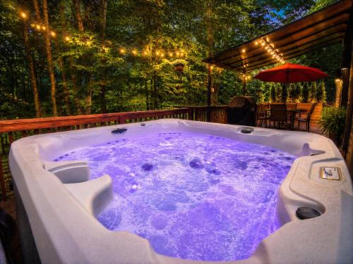 Harmony Hill Stylish 4bd Mountain Retreat, Hot Tub, Games in Bushkill (PA)