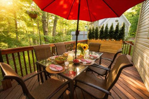 Harmony Hill Stylish 4bd Mountain Retreat, Hot Tub, Games in Bushkill (PA)