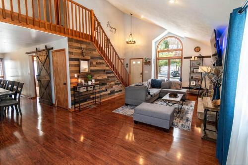 Harmony Hill Stylish 4bd Mountain Retreat, Hot Tub, Games in Bushkill (PA)