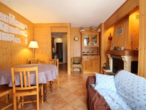 Appartement 4 pièces avec cheminée, près du télésiège - FR-1-687-78