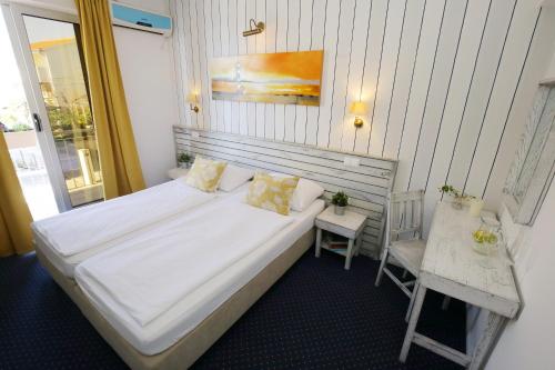 Double or Twin Room with Balcony image 9