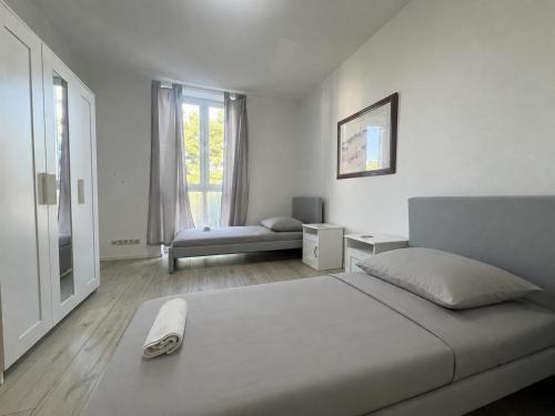 Mieterlux Central 4-Room Apartment near Offenbach Central Station 8 Guests