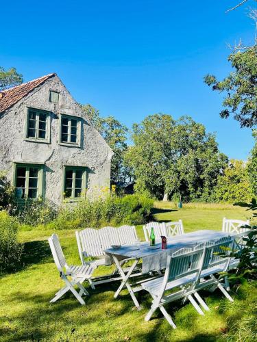 Lime stone house, walking distance to ocean &beach in Burgsvik