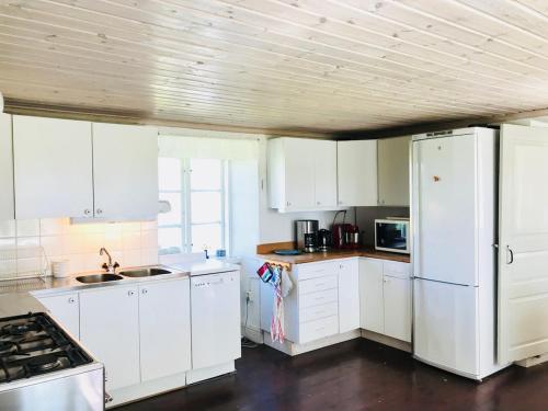 Lime stone house, walking distance to ocean &beach in Burgsvik