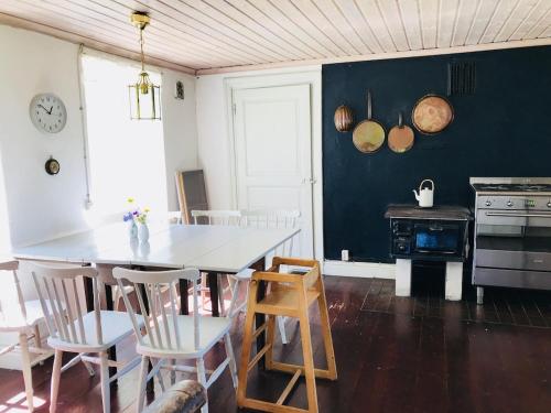Lime stone house, walking distance to ocean &beach in Burgsvik