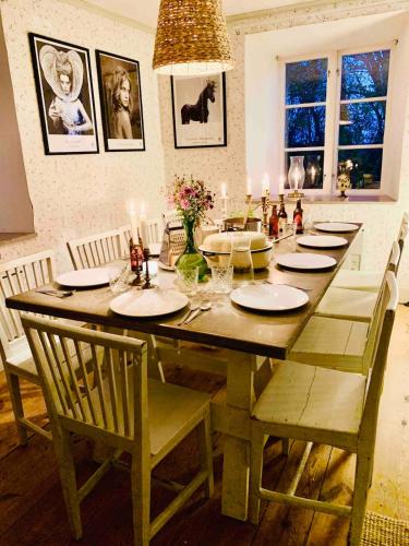 Lime stone house, walking distance to ocean &beach in Burgsvik