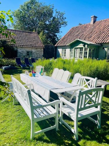 Lime stone house, walking distance to ocean &beach in Burgsvik